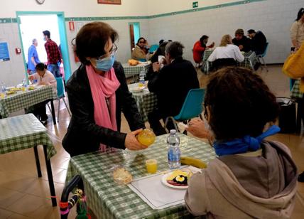 Roma, pasti gratis contro la crisi: i volontari riaprono la mensa dei poveri