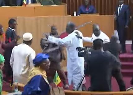 Senegal, brutale rissa in Parlamento sulla Legge di Bilancio. VIDEO