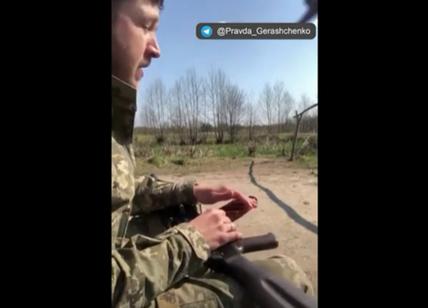 Guerra, un soldato ucraino canta e si accompagna "suonando" il suo fucile