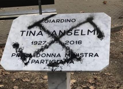 Una svastica sulla targa per Tina Anselmi, partigiana e prima donna ministra