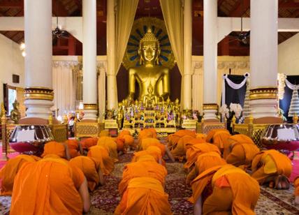 Thailandia monaci risultano positivi al test antidroga: chiuso tempio buddista