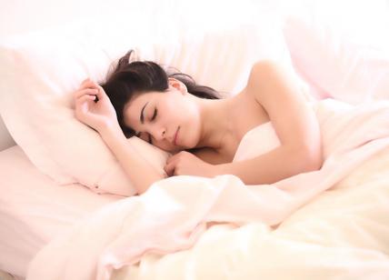 Dormire almeno sette ore a notte allunga la vita