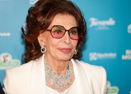 Sophia Loren cade in casa a Ginevra, diverse fratture. Operazione all'anca
