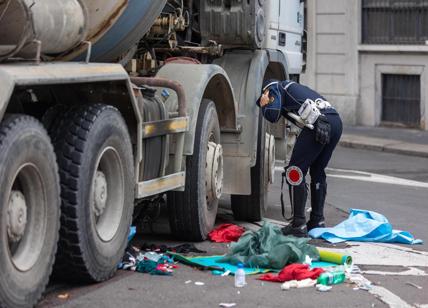 Donna in bici travolta e uccisa da una betoniera a Milano