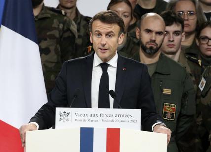 Macron spinge per i bond della difesa Ue. Svolta radicale: economia di guerra?
