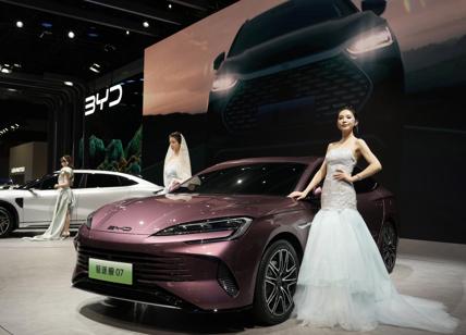 Auto elettriche cinesi boom, l'Ue impone la registrazione doganale (e dazi)