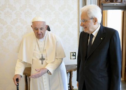 Papa Francesco premia Mattarella: "La politica è la forma più alta di carità"