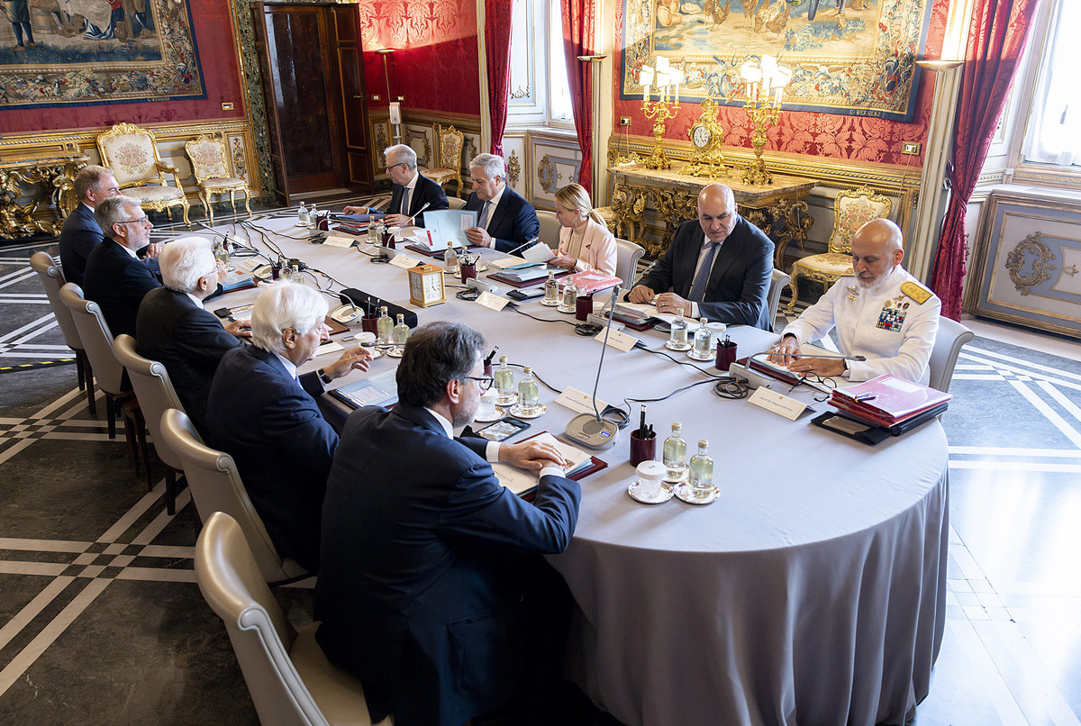 Il Presidente Mattarella con Giorgia Meloni in occasione della riunione del Consiglio Supremo di Difesa