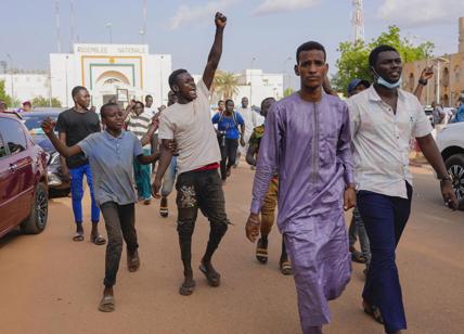 Niger, proteste dei filo-golpisti all'ambasciata francese: "Viva Putin"