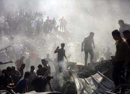 Guerra/ Bombardamenti a Gaza, interrotte tutte le comunicazioni nella Striscia