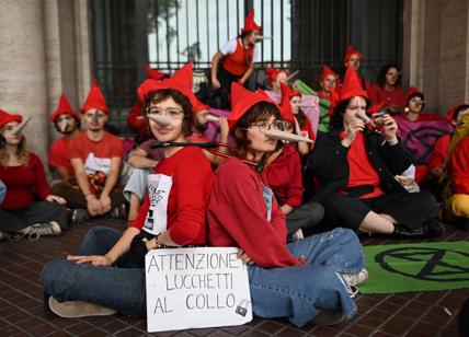 Gli eco-attivisti trasformano il Ministero di Salvini nel 'paese dei balocchi'
