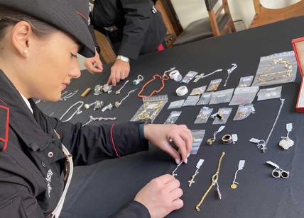 Furto da film in gioielleria: sul sito dei Carabinieri le foto della refurtiva