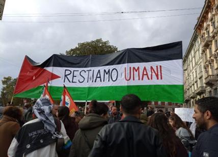 Milano, il corteo Pro Palestina: "Restiamo umani". FOTO