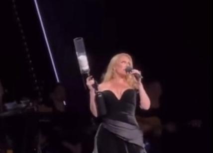 Adele choc contro i fan al concerto: "Se mi lanciate qualcosa vi uccido"