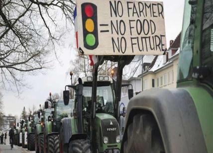 Gli agricoltori paralizzano Berlino: la rivolta sul gasolio infiamma l'Europa