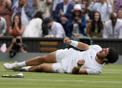 Alcaraz nuovo re di Wimbledon, Djokovic ko (e scoppia in lacrime)
