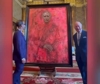 Svelato il ritratto ufficiale di Re Carlo III su sfondo rosso