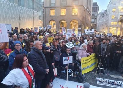 Assange, oltre duecento persone a Milano per il no all'estradizione