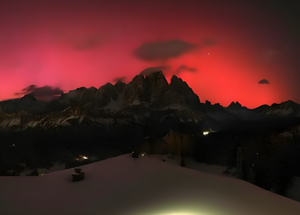 Spettacolo della tempesta solare: il cielo si tinge di viola anche sulle Dolomiti. FOTO