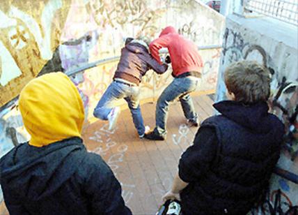 Rissa a Milano: ragazzi si picchiano con spranghe e bastoni