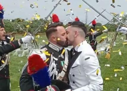 Carabiniere sposa compagno in uniforme: nozze gay a Brindisi
