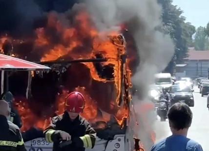 Bus a fuoco a Roma: rogo devastante tre intossicati. Il video della Mussolini