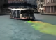 Canal Grande a Venezia colorato di verde e rosso: l'ultimo blitz ambientalista