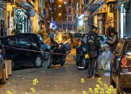 Napoli, oltre 80 spari in strada. Ferito un giovane e un passante, 5 fermi