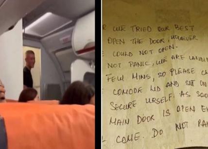 Intrappolato in bagno durante il volo, l'hostess gli scrive un biglietto. FOTO