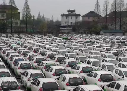 Cina, migliaia di auto elettriche ammassate: le immagini misteriose. VIDEO