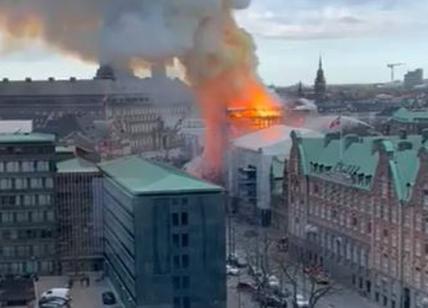 In fiamme la Borsa di Copenaghen, crolla la storica guglia. VIDEO