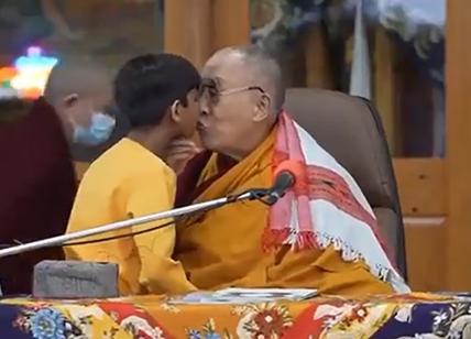 Il Dalai Lama bacia un bambino: “Succhiami la lingua”. È bufera. VIDEO