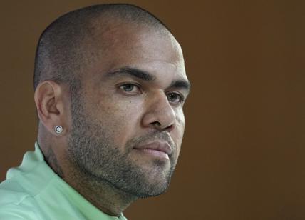 Dani Alves a processo per violenza sessuale, rischia fino a 10 anni di carcere