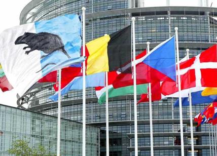 La bandiera col topo laziale arriva a Bruxelles: lo sfottò diventa virale