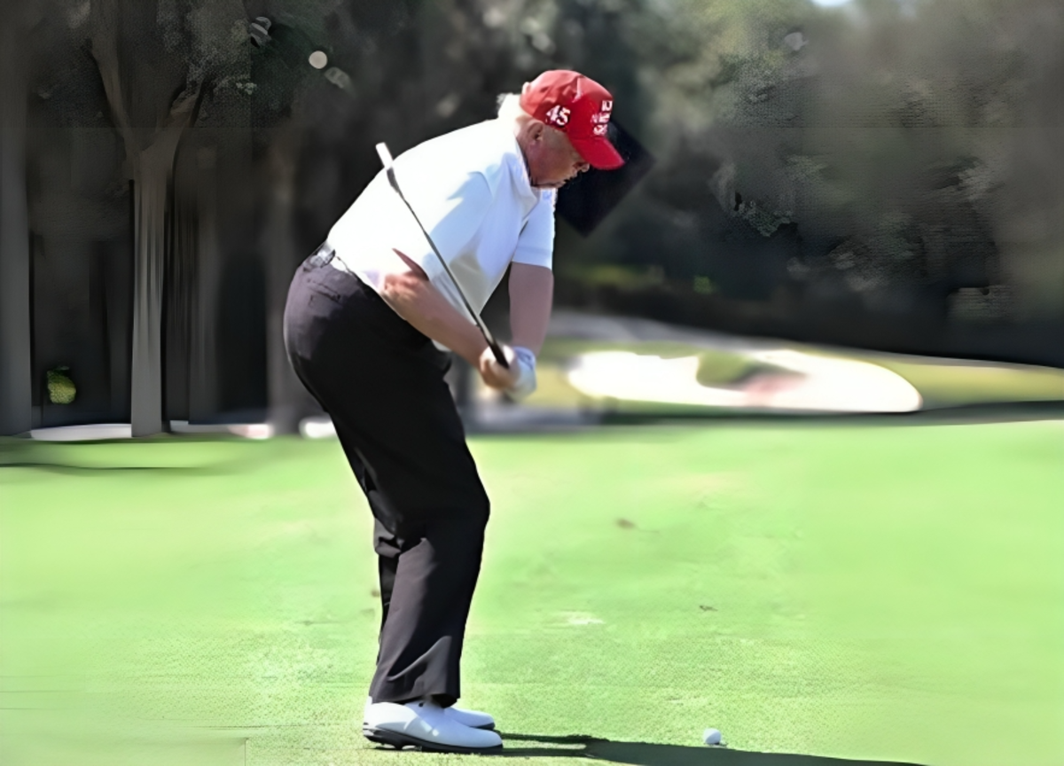 Trump gioca a golf e vince due tornei, ecco il video
