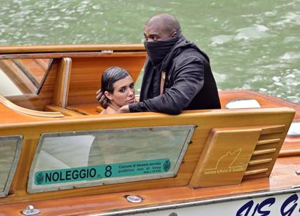 Kanye West mezzo nudo, bandito dalla società di motoscafi a Venezia. E ora rischia la denuncia