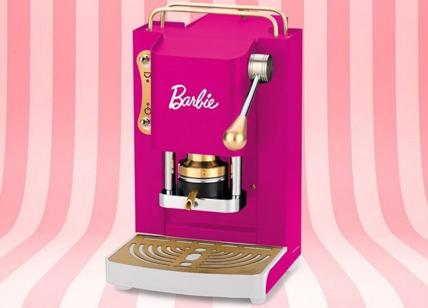 Faber lancia la macchinetta del caffè di Barbie, è glamour come la bambola