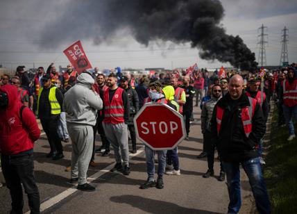 Francia, cittadini furiosi contro la riforma pensioni: oltre 200 arresti
