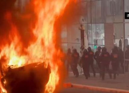 Francia, scontri a Nanterre al corteo per Nahel: agenti feriti, auto in fiamme