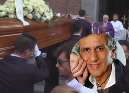 Funerali di Toto Cutugno a Milano, la folla intona "L'Italiano". VIDEO