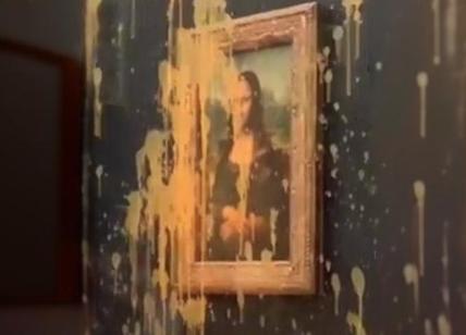 Louvre, attivisti versano zuppa sul vetro della Gioconda. VIDEO