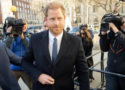 Il principe Harry fa causa al Daily Mail e vola a Londra: cosa è successo