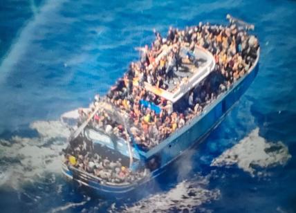 Migranti, 46 recuperati su scogli di Lampedusa: trovato anche un cadavere