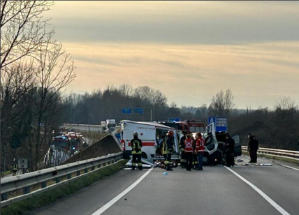 Friuli, incidente sulla Cimpello-Sequals tra camion e ambulanza: tre morti