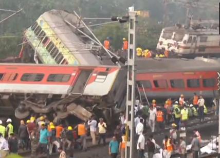 Catastrofe in India, scontro tra treni: almeno 280 morti e quasi mille feriti