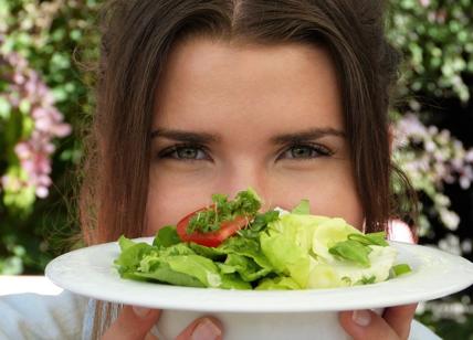Mangia un'insalata con dito umano (reciso). Denunciata catena d'asporto Chopt