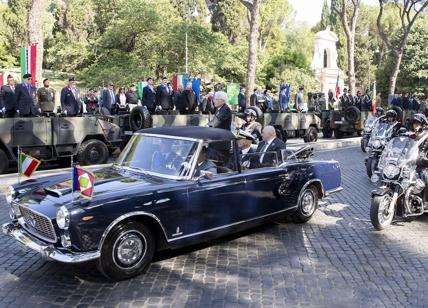 Mattarella a bordo della Lancia Flaminia Presidenziale sfila ai Fori Imperiali