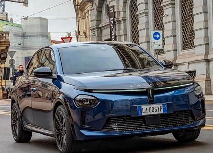 Nuova Lancia Ypsilon: svelato il frontale e il video sulle strade di Milano