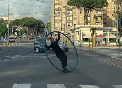 Largo Preneste, la magia di un artista di strada: danze che sfidano la gravità