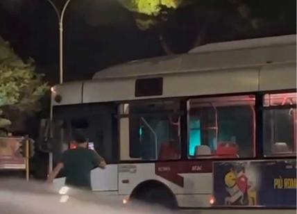 Guida il bus navetta completamente ubriaco: autista bloccato in Centro a Roma